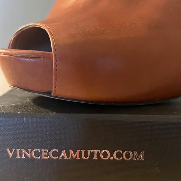 Vince Camuto 9M Saddle/Nappa 4” heal - Picture 4 of 5